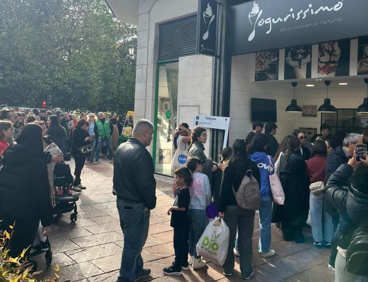 Las colas formadas a la puerta de la tienda.