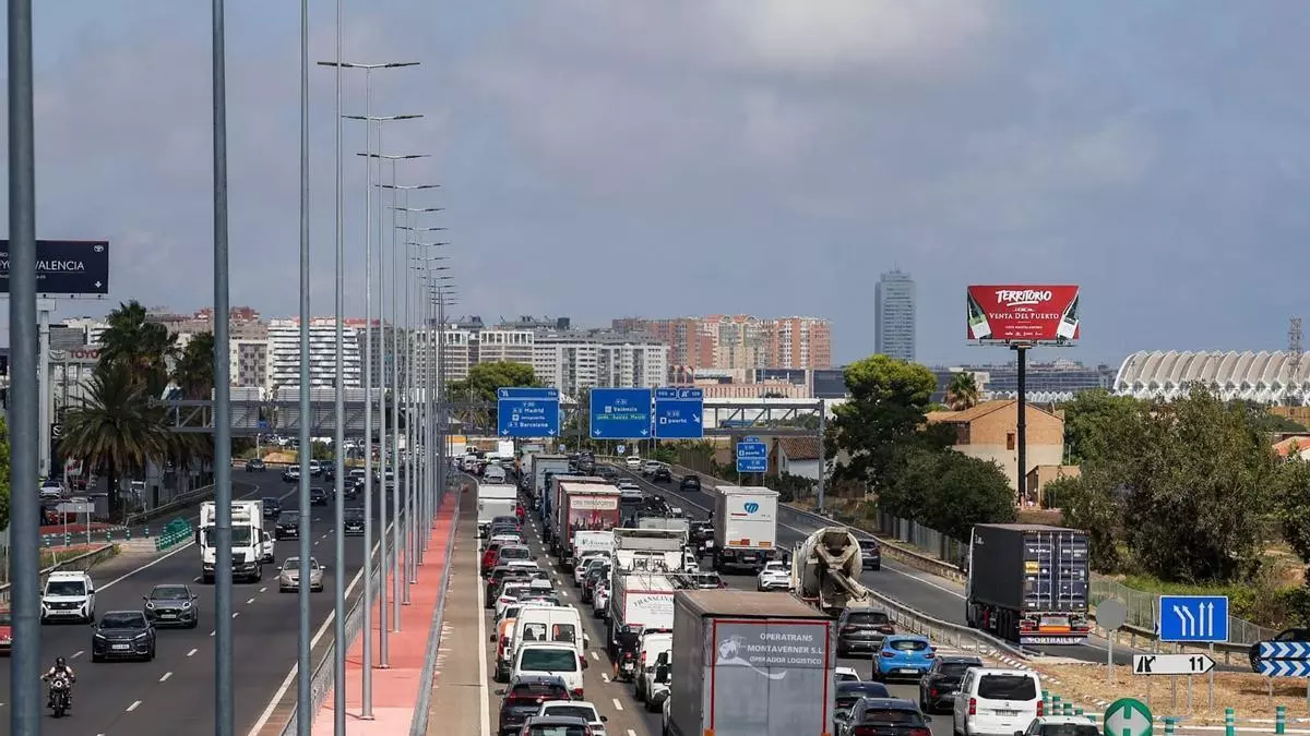 Dos accidentes colapsan la operación retorno en Valencia que registra más de 24 kilómetros de retenciones