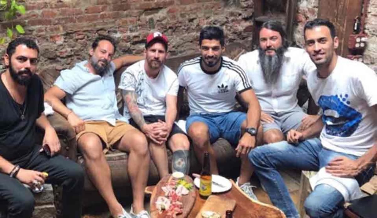 Messi, Luis Suárez y Busquets, en una pizzeria