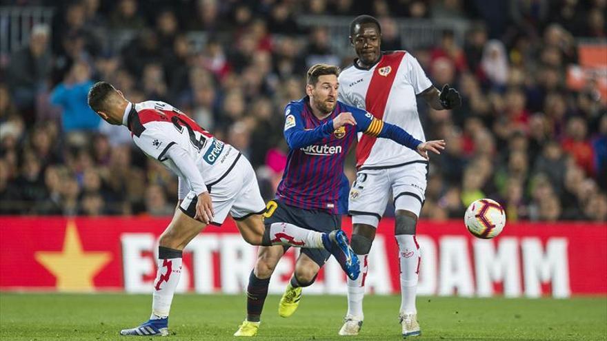 El Barcelona cumple sin brillo ante el Rayo