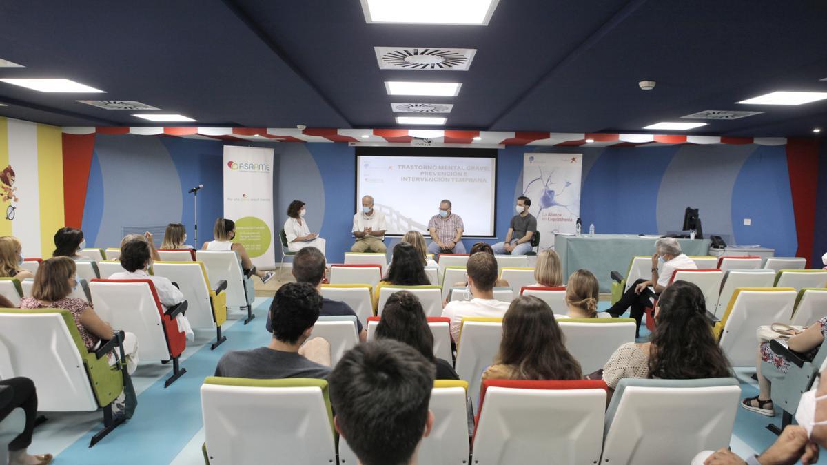Varios jóvenes durante la jornada celebrada este jueves en el hospital Infantil de Zaragoza.