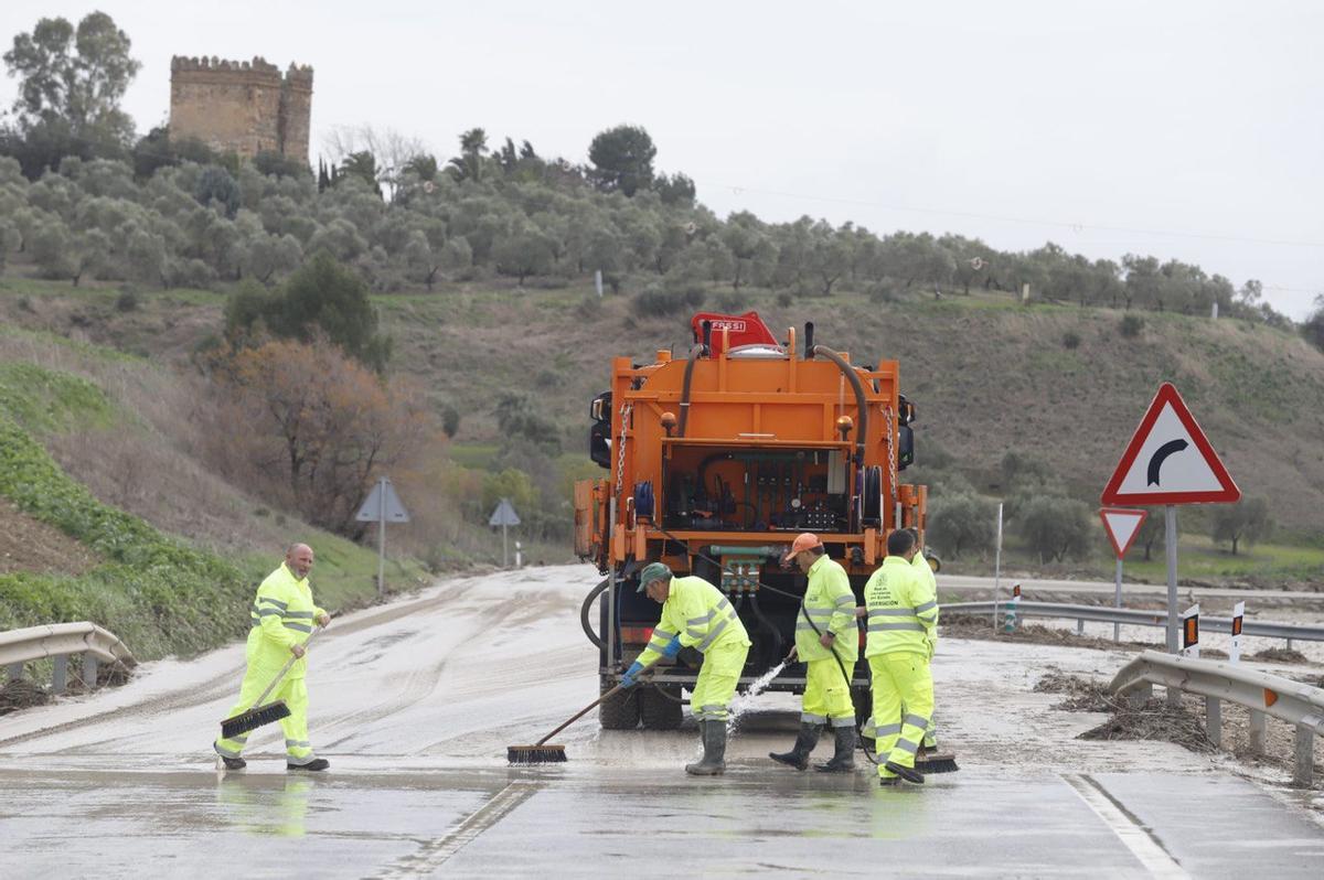 La borrasca provoca el corte de la N-432