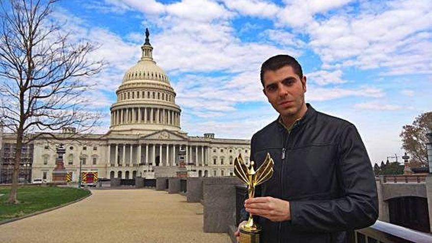 El zamorano Miguel Ángel Matilla, con su premio junto al Capitol.