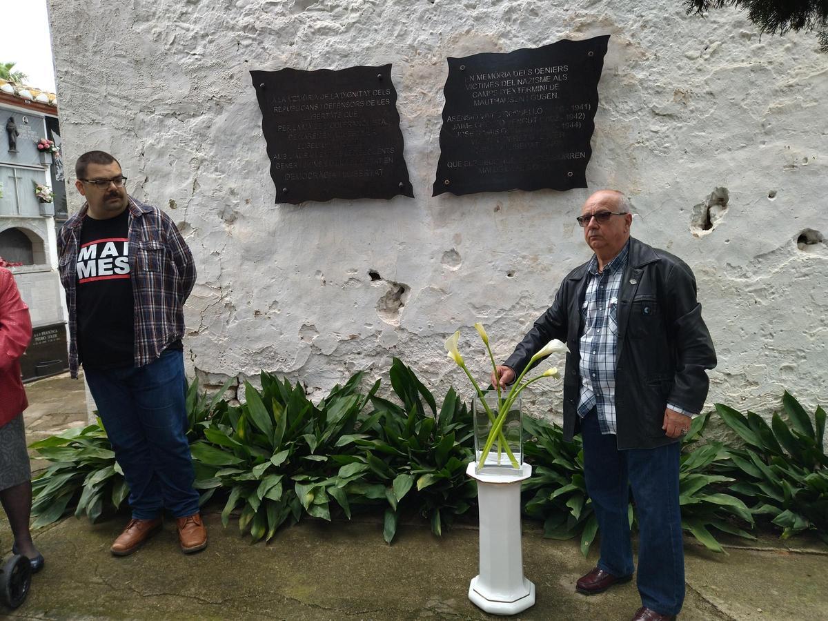 Las placas de recuerdo en el cementerio a las víctimas en los campos de concentración nazis y del franquismo