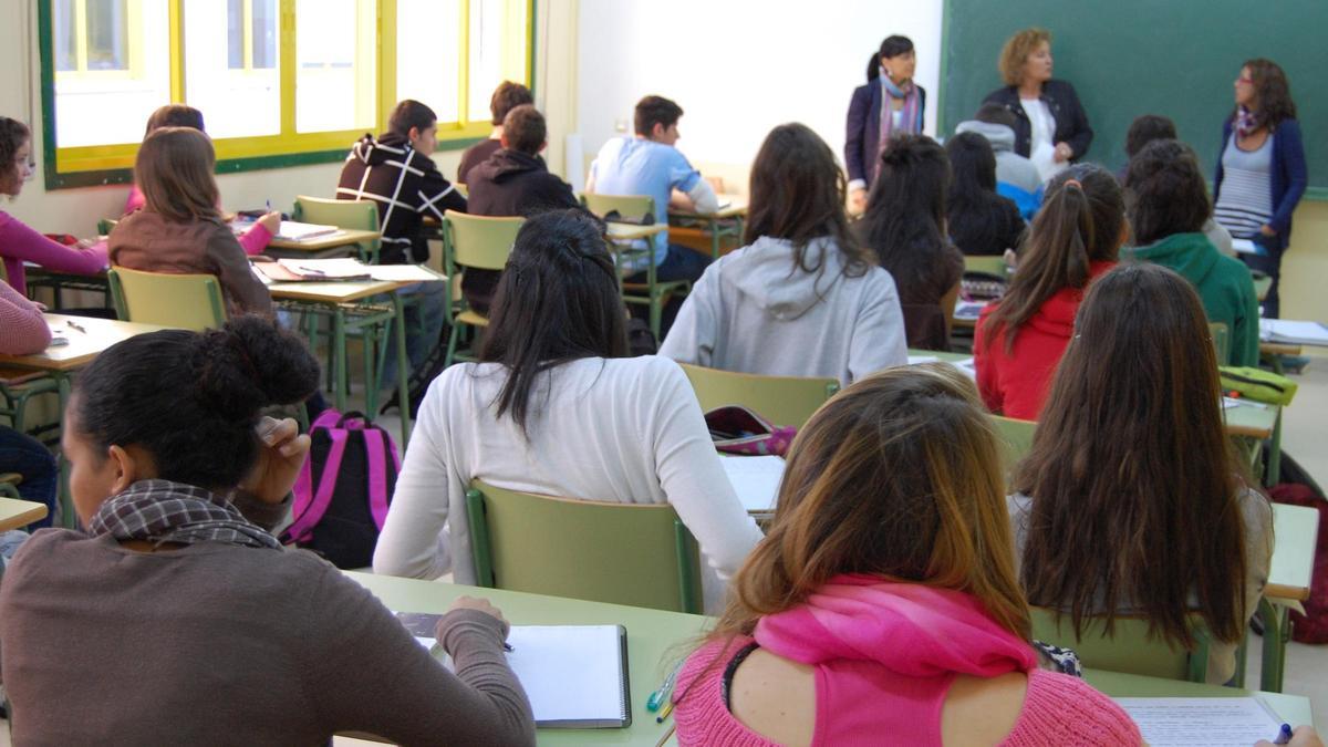 Alumnos de Secundaria atienden durante una clase.
