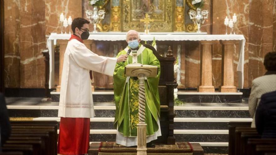 El cardenal de València, ayer en Paiporta, durante la eucaristía. | EDUARDO RIPOLL
