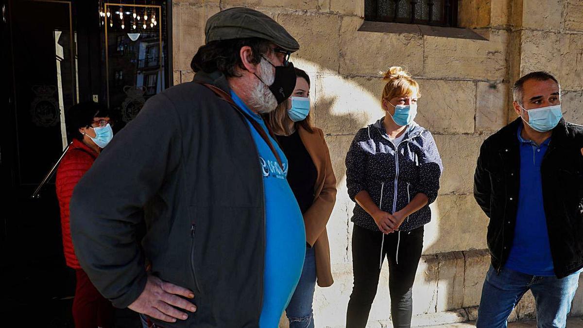 Carlos García, Beatriz Álvarez, Laura Gálvez y Pablo Vega, ayer, en la puerta del Ayuntamiento. | Mara Villamuza