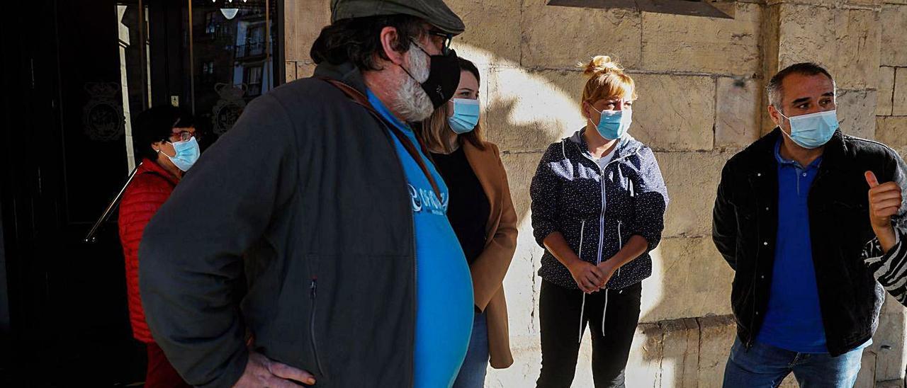 Carlos García, Beatriz Álvarez, Laura Gálvez y Pablo Vega, ayer, en la puerta del Ayuntamiento. | Mara Villamuza