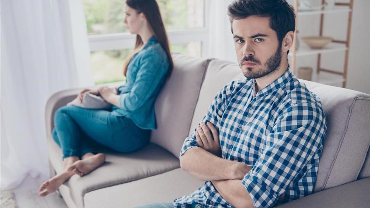 Una pareja sin hablar tras una discusión