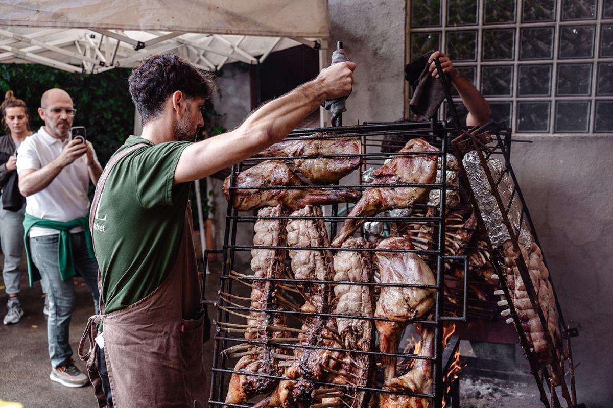 Cuinant xai a la brasa a Can Quel d'Ullastret.
