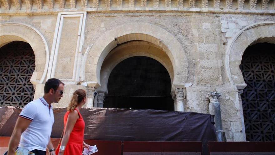 El Cabildo admite el daño que provocan las celosías en el muro norte de la Mezquita