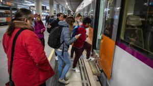 Viajeros de Rodalies, este lunes, en Sant Andreu