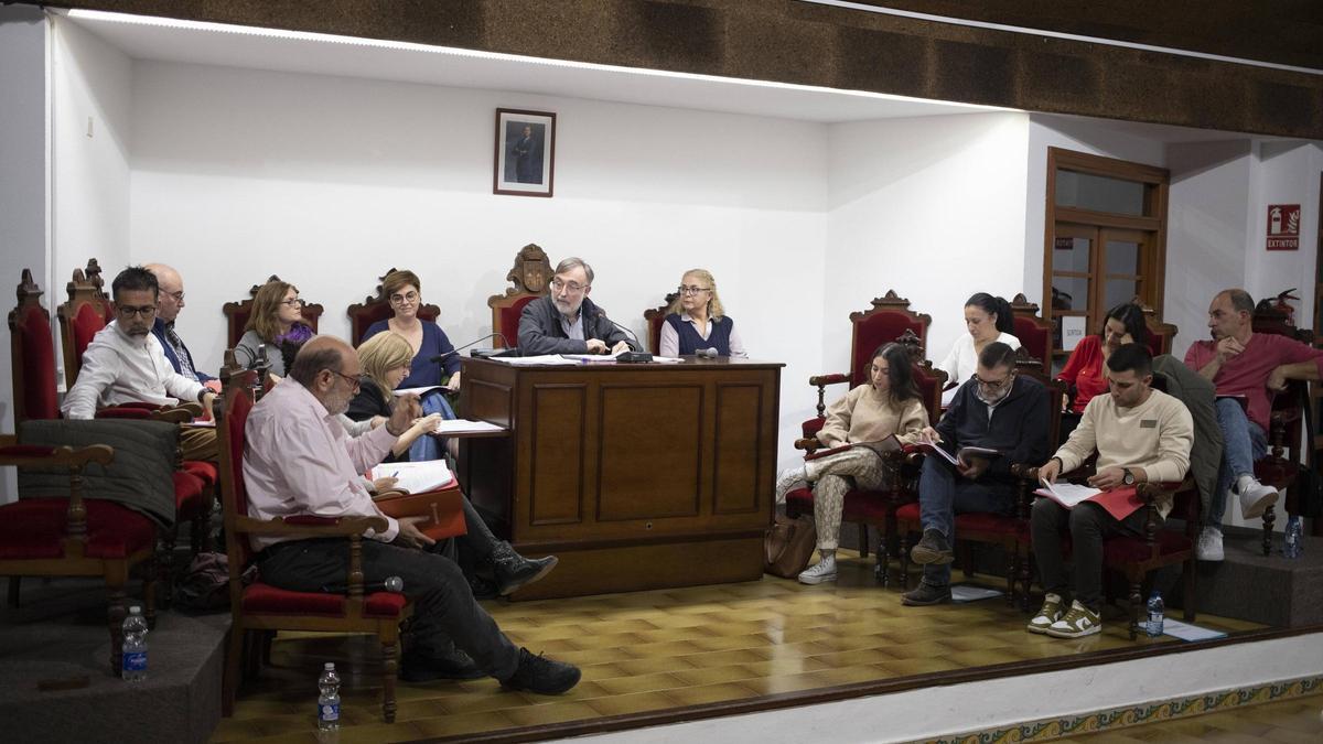 Un pleno de l’Alcúdia, en una imagen de archivo, donde aparece el alcalde, que se encuentra actualmente de baja.