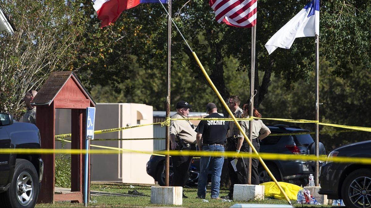 zentauroepp40832140 law enforcement officials stand next to a covered body at th171105230323