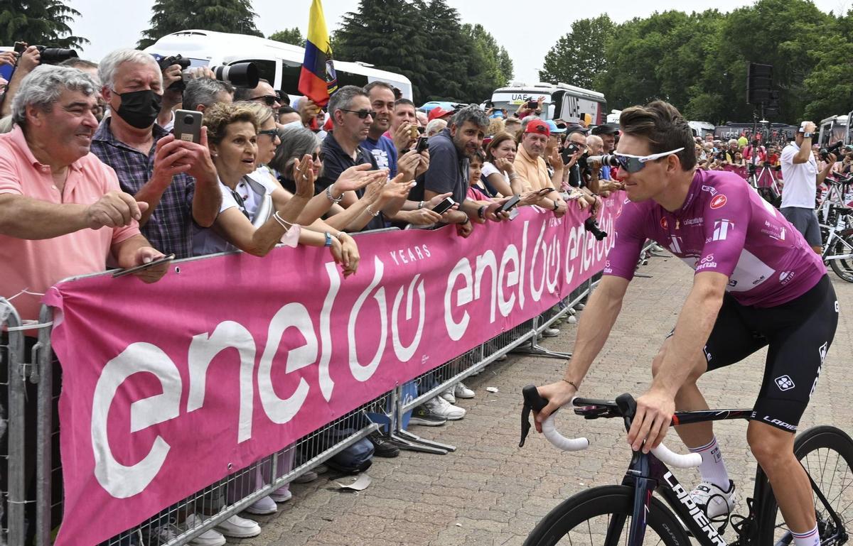 Rivarolo Canavese (Italy), 22/05/2022.- French rider Arnaud Demare of Groupama - FDJ team greets spectators at the start of fifteenth stage of 105th Giro d’Italia cycling race, over 177 km from Rivarolo Canavese to Cogne, Italy, 22 May 2022. (Ciclismo, Italia) EFE/EPA/MAURIZIO BRAMBATTI