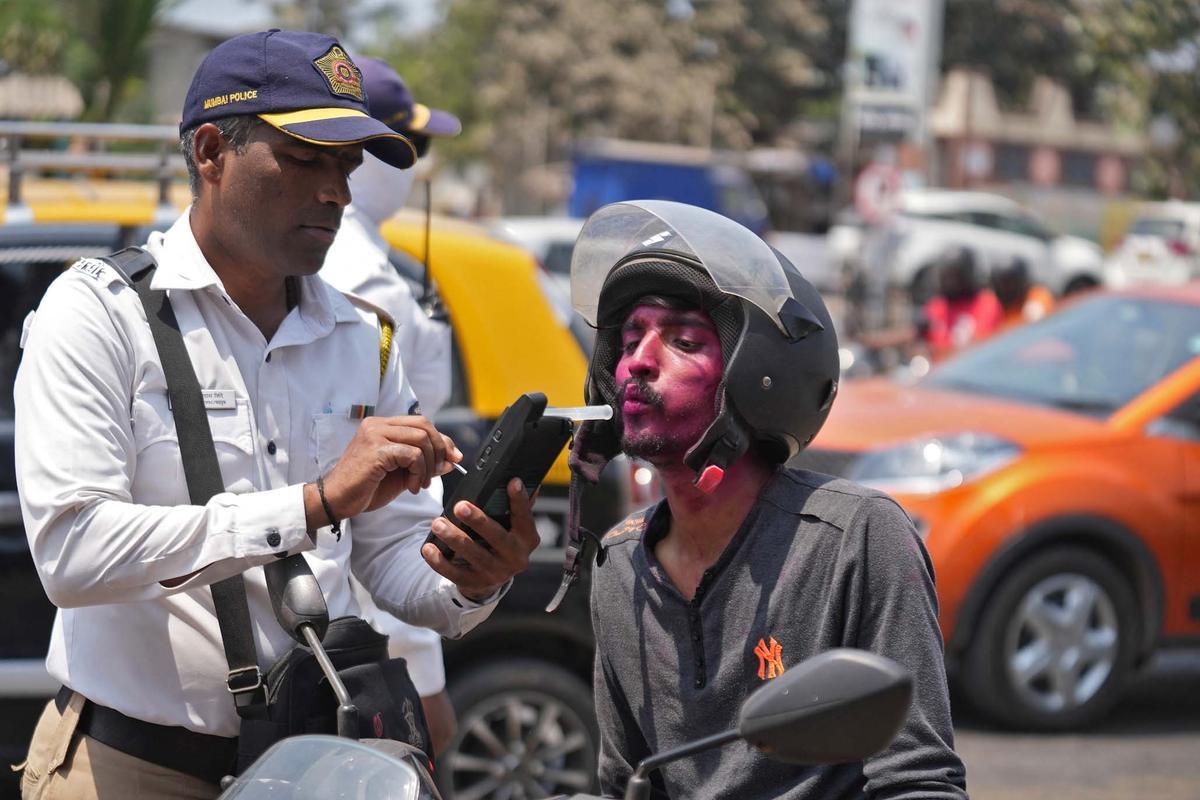 Celebraciones del Holi en el templo Kalupur Swaminarayan , India.