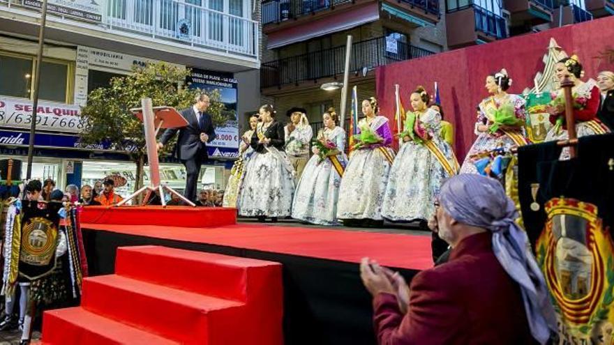 Un momento de la Crida de Fallas, que cada año marca la proximidad de las fiestas josefinas. A la derecha, la calle Gambo, que se llenó de público para seguir el acto.
