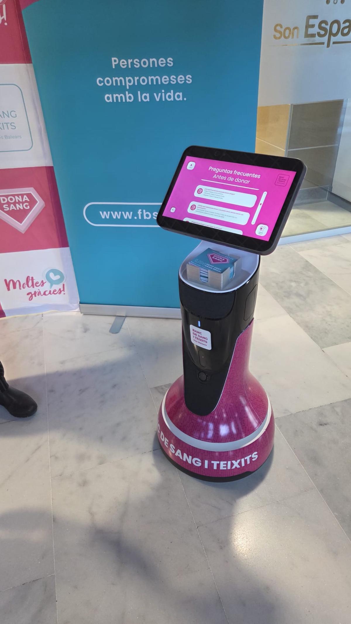 El robot tiene una pantalla que facilita toda la información para donar sangre