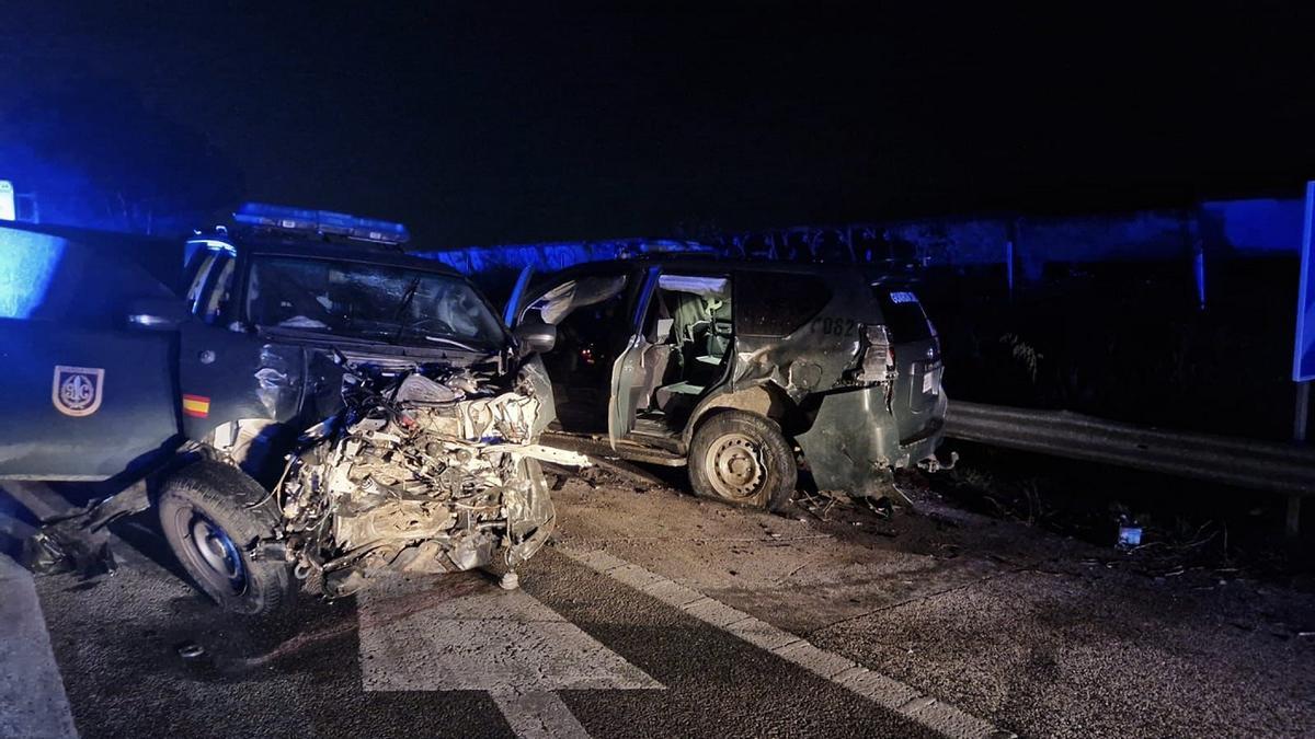 Vehículos de la Guardia Civil arrollados por un camión en la AP-4 a la altura de Los Palacios, en Sevilla, en un accidente que ha causado seis muertos.