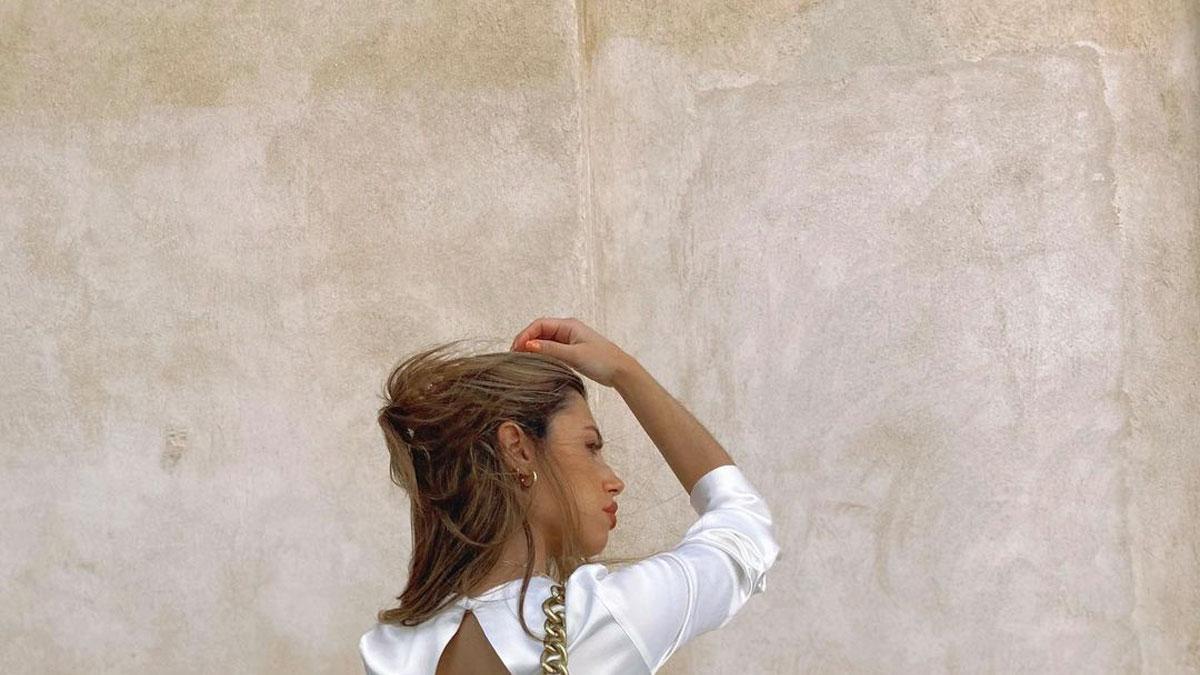 La 'influencer' María Segarra con look 'total white' y el bolso verde viral de Zara