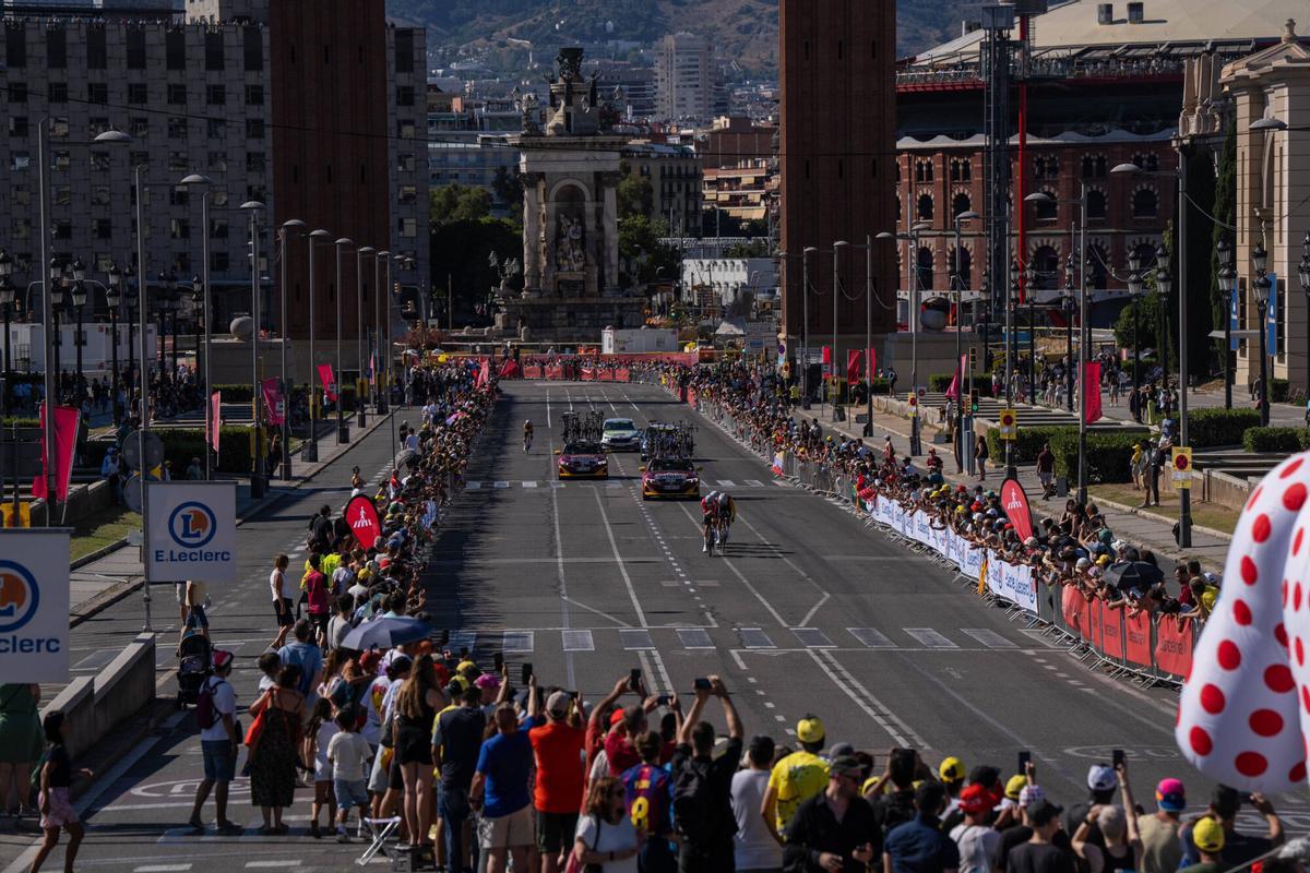 Barcelona. Ciclistas en la primera etapa del Tour de France a su paso por Avenida Maria Cristina. 4 de julio de 2026. Deportes.