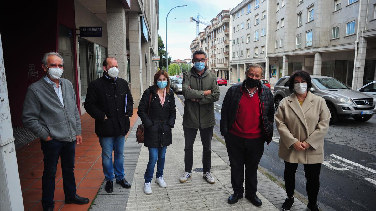 Una protesta de comerciantes por la pérdida de aparcamiento a causa de las obras de la ciclovía.