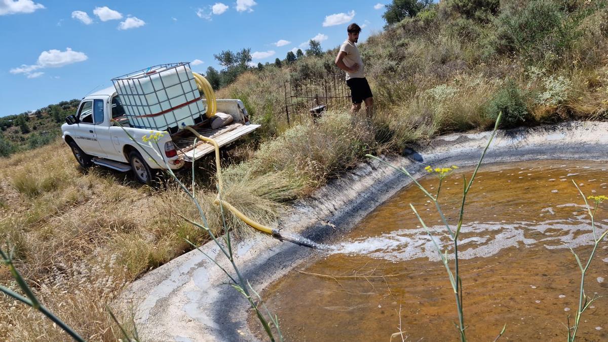 Trabajos de mantenimiento de puntos de agua en cotos de caza.