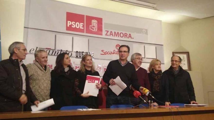 Antonio Plaza junto a alcaldes y candidatos al Congreso y Senado en la presentación del manifiesto.