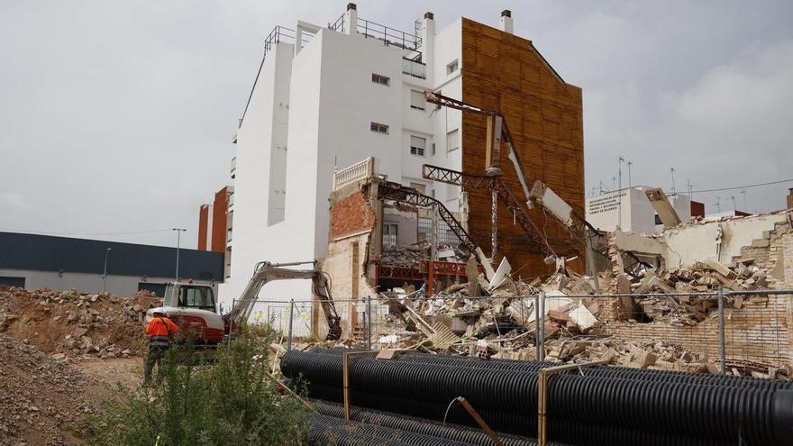 Comienzan los trabajos de desescombro del edificio derrumbado de Benetússer