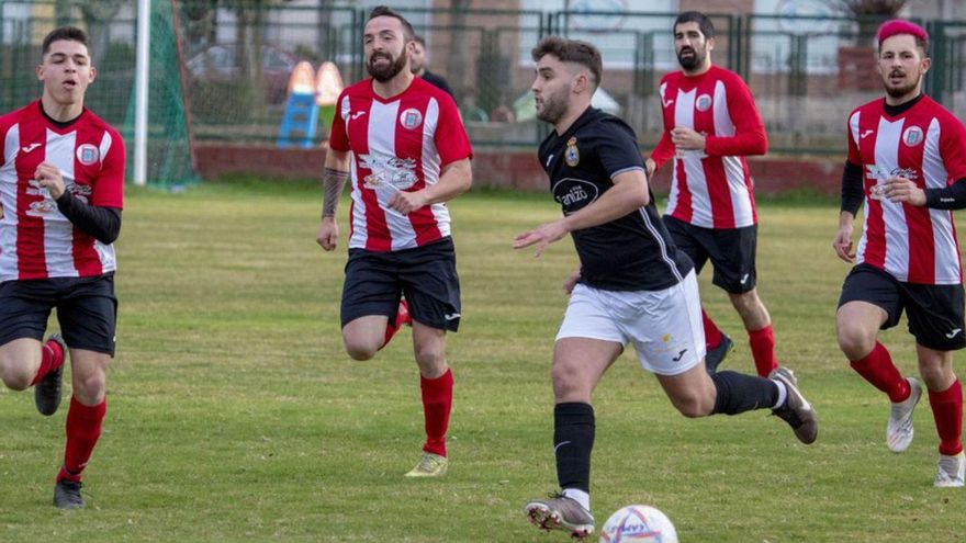 La defensa del Sanabria CF corre tras un jugador del CD Camarzana. | |  CEDIDA