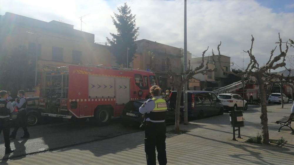 Un incendi en una casa al carrer Avinyonet de Figueres deixa un ferit amb un 20% del cos cremat