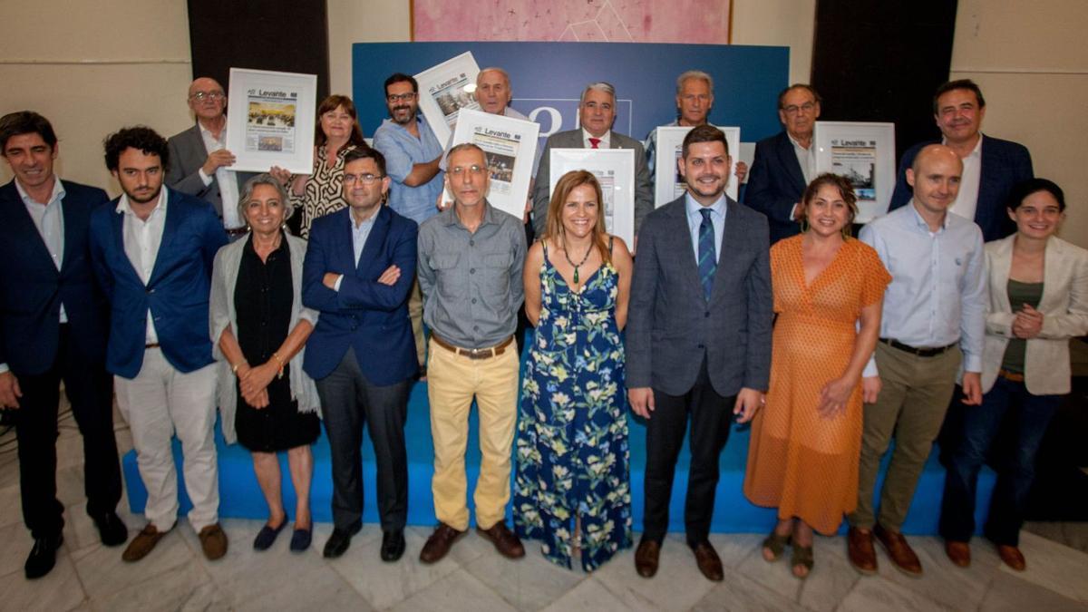 Las seis entidades premiadas, junto a representantes políticos y sociales, con miembros del diario Levante-EMV durante la gala del 35 aniversario de la edición de la Safor.          | F.BUSTAMANTE/P.IBORRA