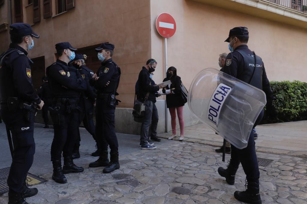 Inician los tres desahucios de la calle Sol sin incidentes