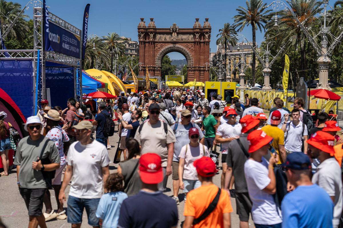 Aficionados en el Fan Park del Tour de Francia en Barcelona.