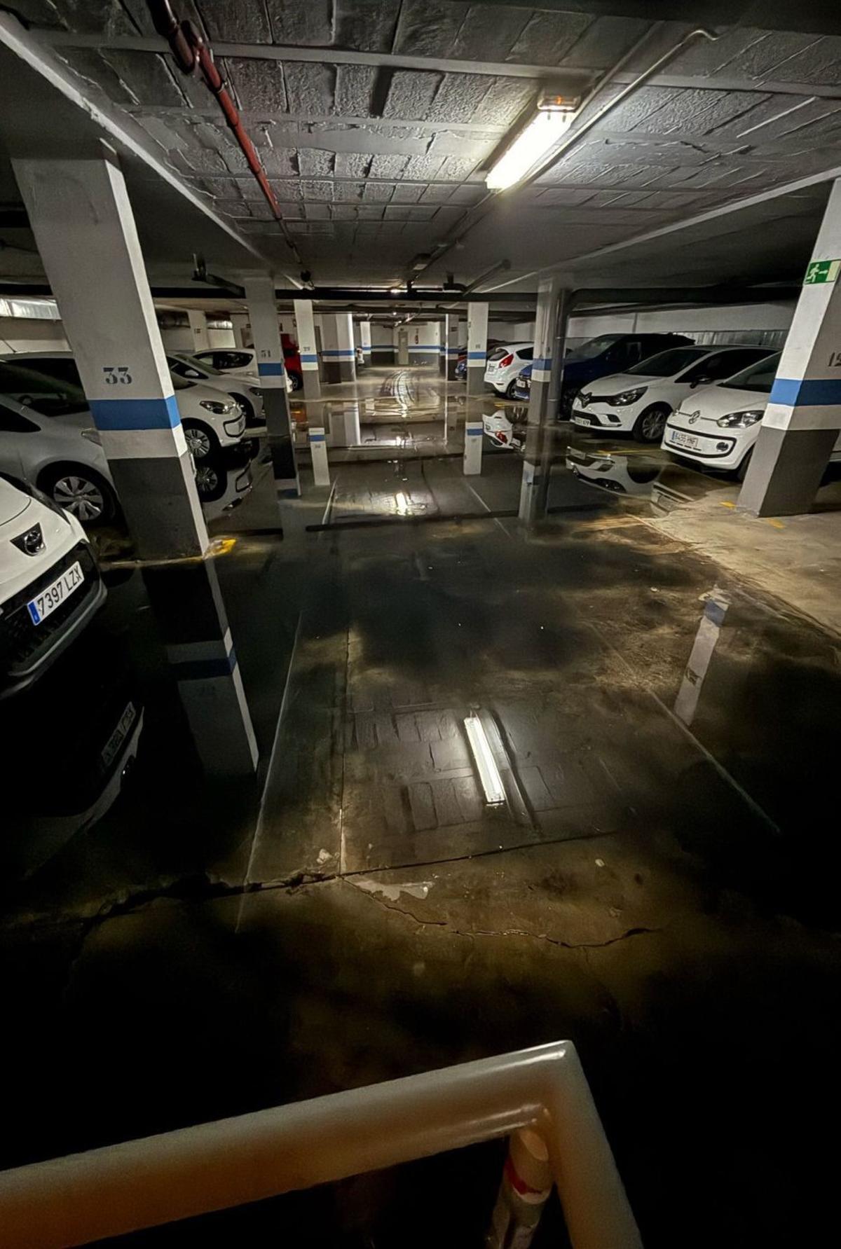 Aguas residuales en el garaje de la Comunidad Sara. | E. D.