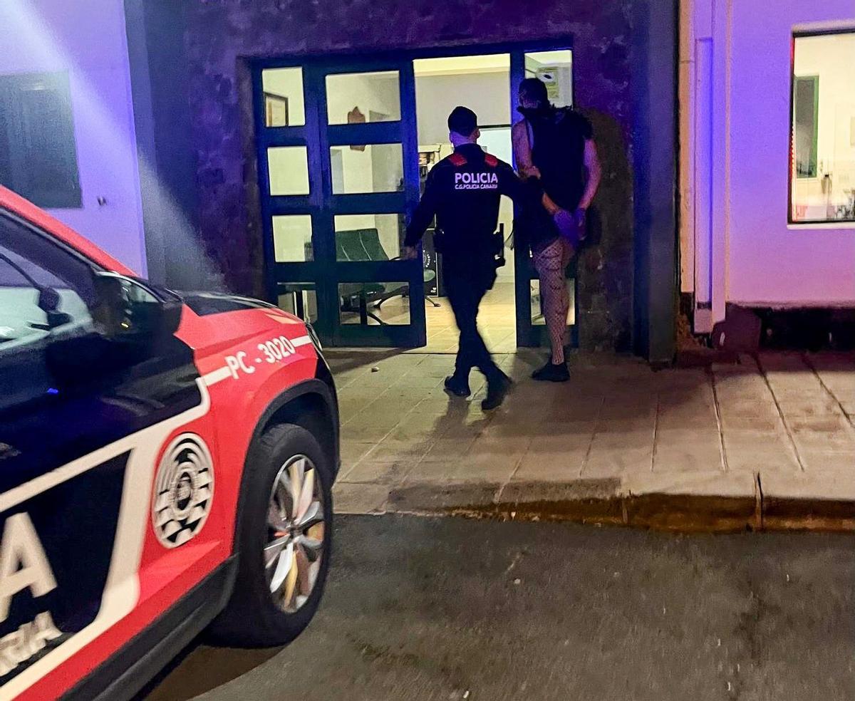 Imagen de un agente de la Policía Autonómica durante un arresto.