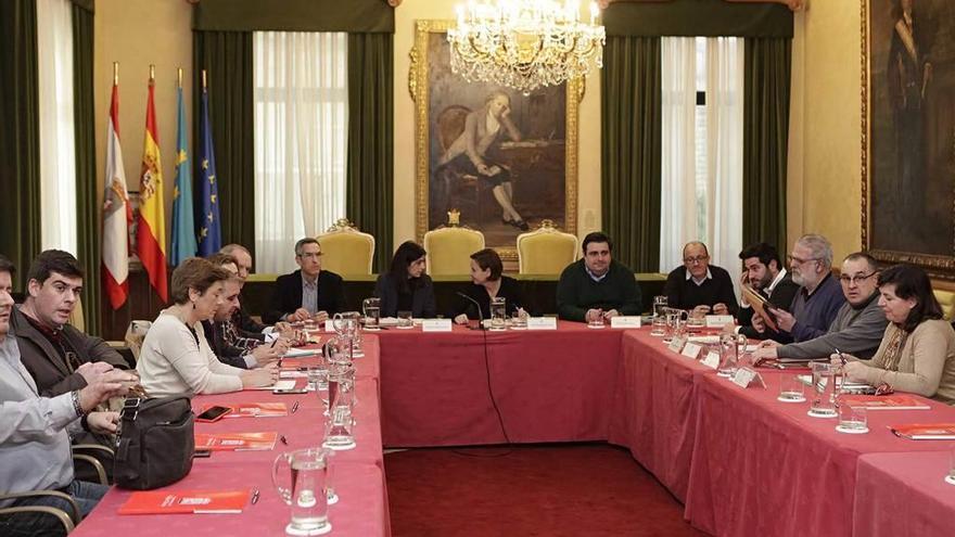 Carmen Moriyón, en el centro de la mesa presidencial, en la reunión de la comisión de seguimiento del pacto de concertación social.