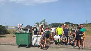 Voluntarios retiran 565 kilos de basura del Monumento Natural de la Ensenada de Llodero