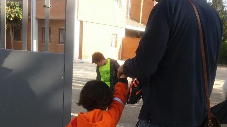 El menor con autismo de Silla vuelve a clase después de un mes