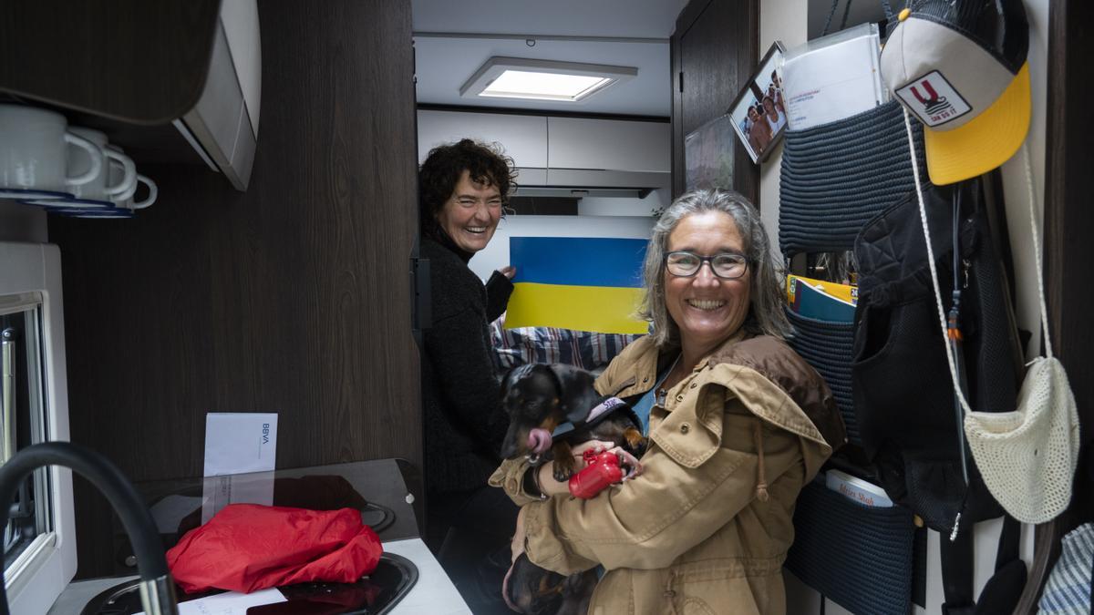 Elena y Reyes en el interior de su caravana antes de viajar a Przemyśl (Polonia).