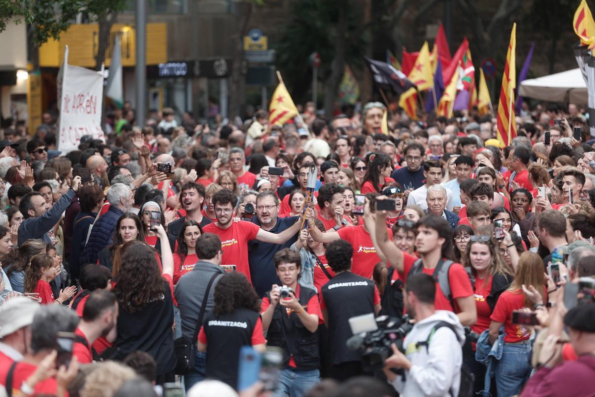 Miles de personas llenan Palma en defensa del catalán