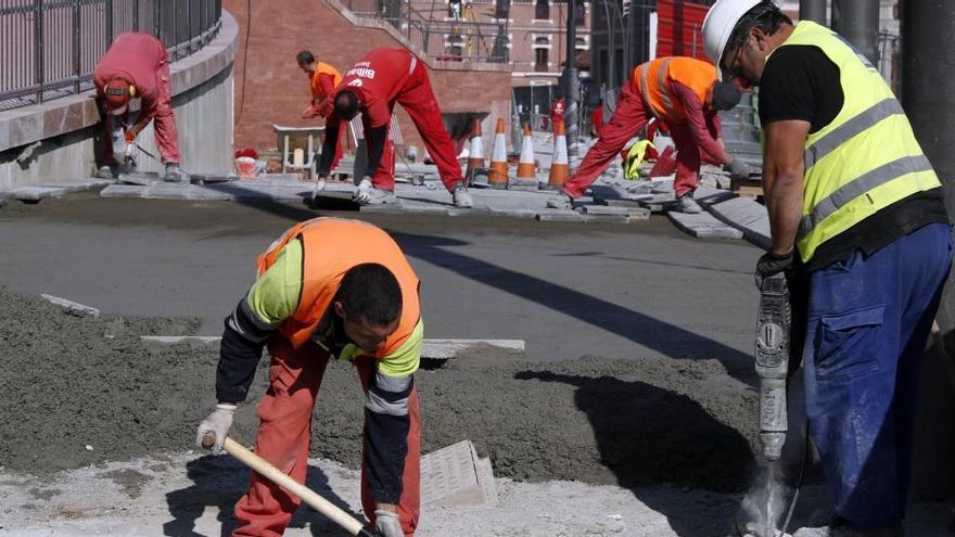 Dos hombres trabajando en una obra.