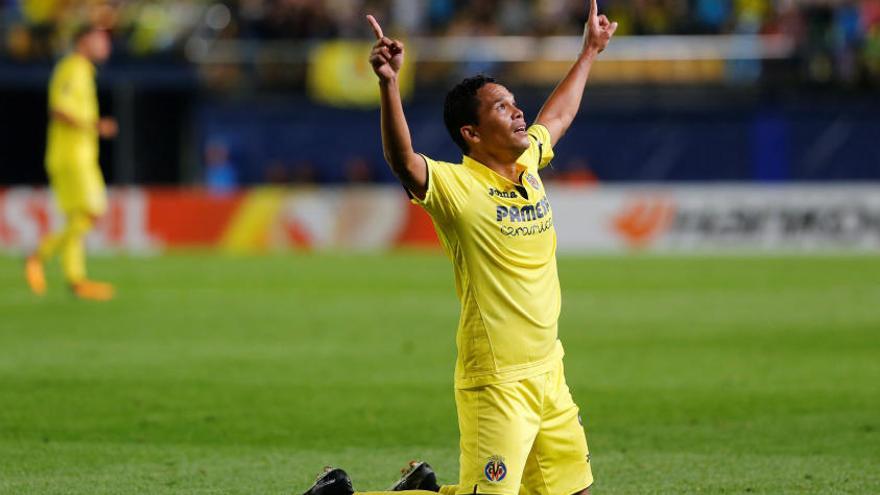 Carlos Bacca celebrando un gol con el Villarreal.