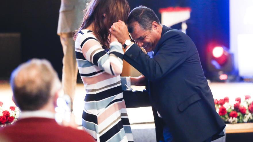 El presidente de Ecuador, Rafael Correa, baila con Sandra Gómez en su visita a Valencia