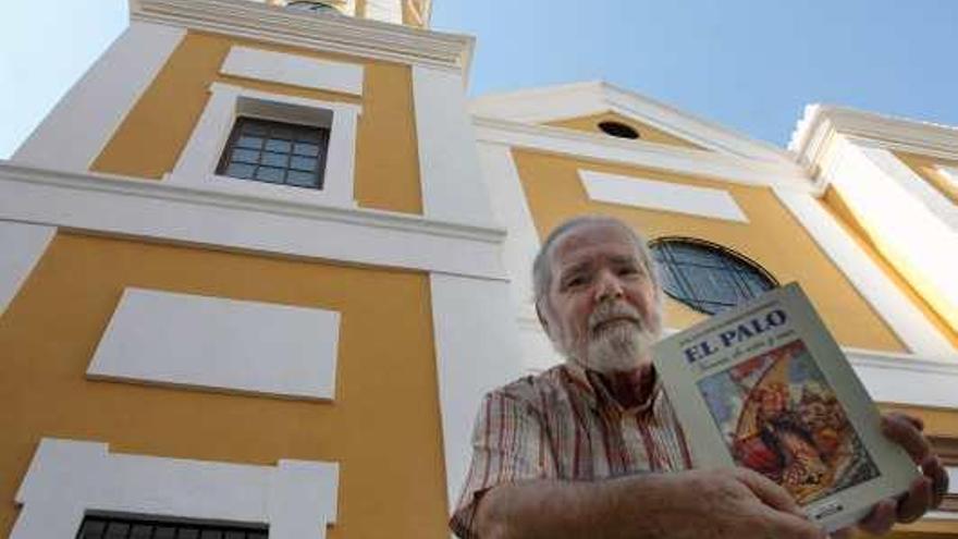 José Antonio Barberá con su libro sobre la historia del Palo delante de la parroquia de las Angustias.