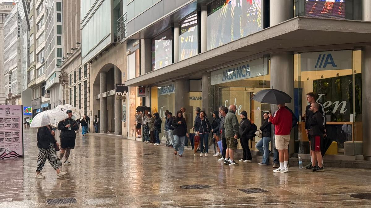 Gente resguardada de la lluvia en el Obelisco