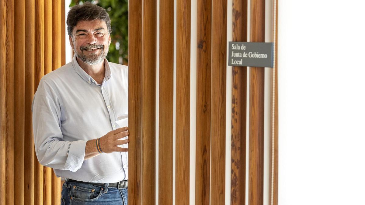 El alcalde de Alicante, Luis Barcala, en la puerta de la Junta de Gobierno.
