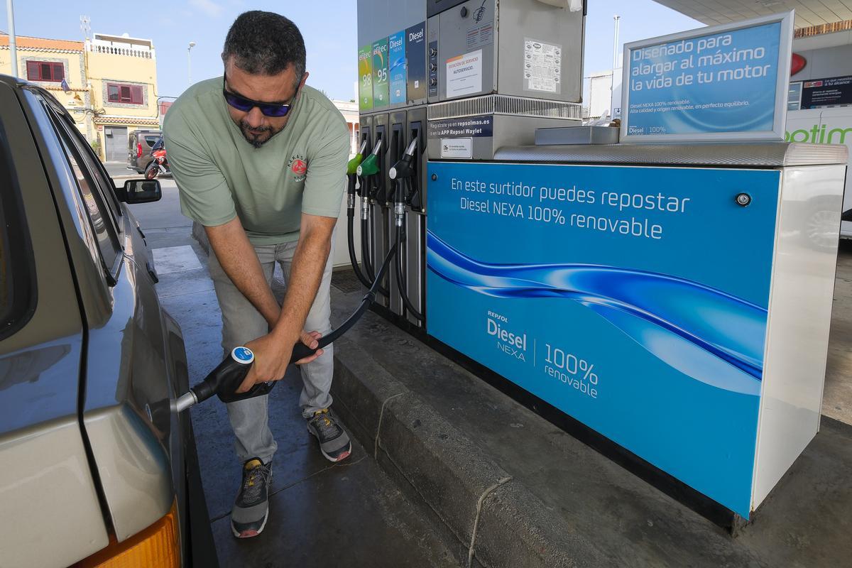 Un conductor reposta su vehículo en una gasolinera del Archipiélago.