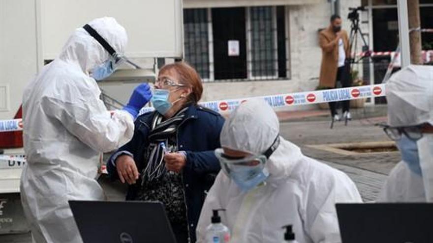 Andalucía roza los 1.000 casos de covid tras cuatro días por debajo y la tasa baja a 134