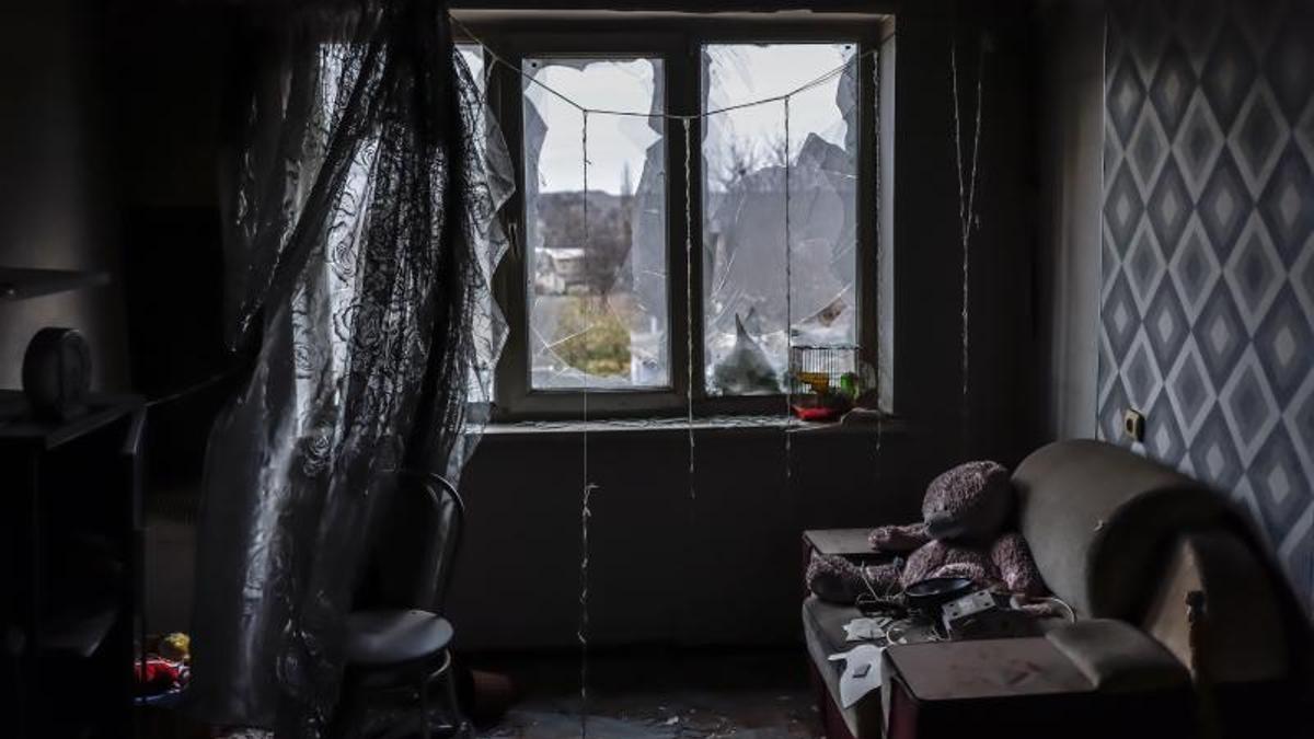 Una vivienda dañada en un edificio residencial del área norte de Kherson, tomada por Rusia al inicio de la guerra.